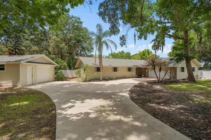 18425 State Road 44, FL