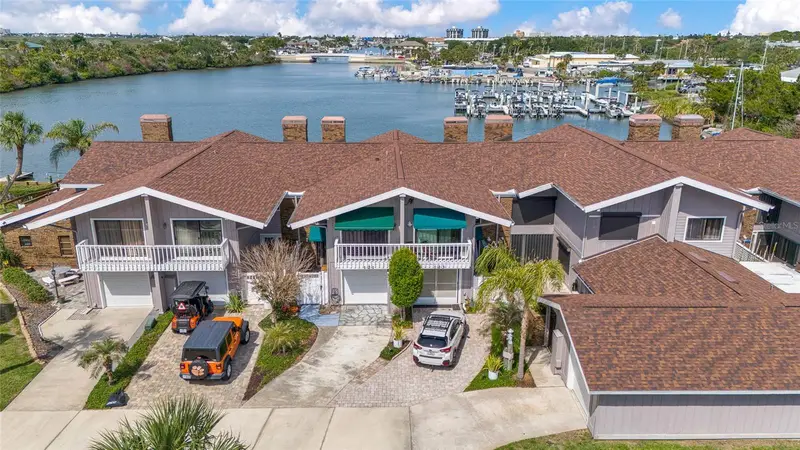 121 Lagoon Ct, FL