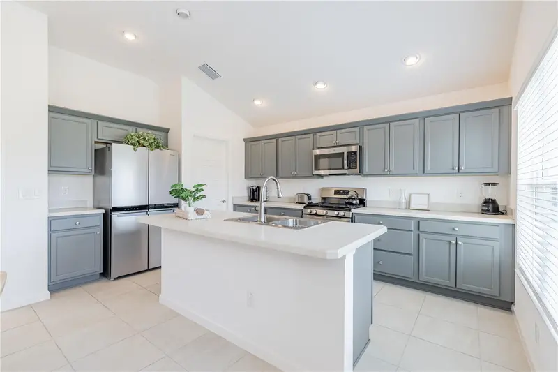 805 Hubbard Loop, FL