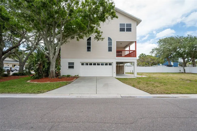 1612 1st St, FL