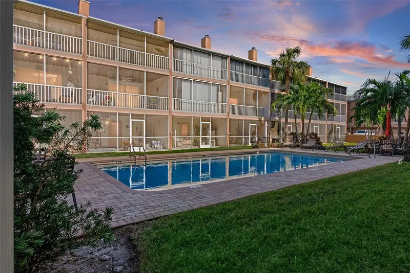 637 Pinellas Bayway S #207, FL