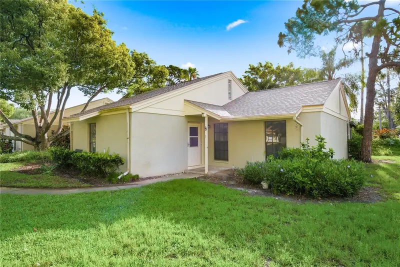 18 Windrush Bay Dr, FL