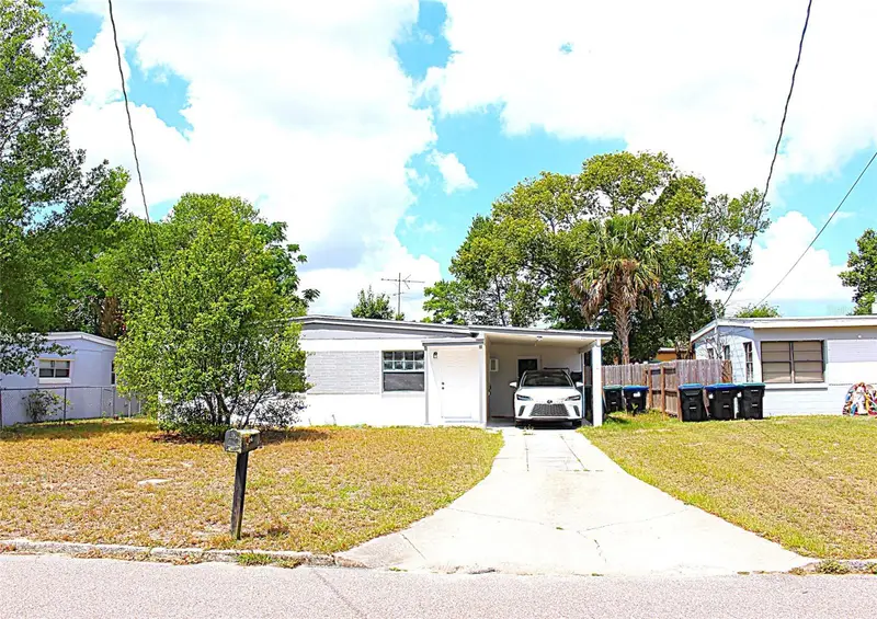 520 Hacienda Ct, FL