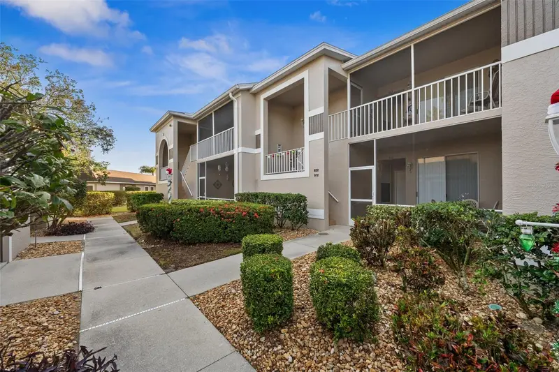 9611 Castle Point Dr #912, FL