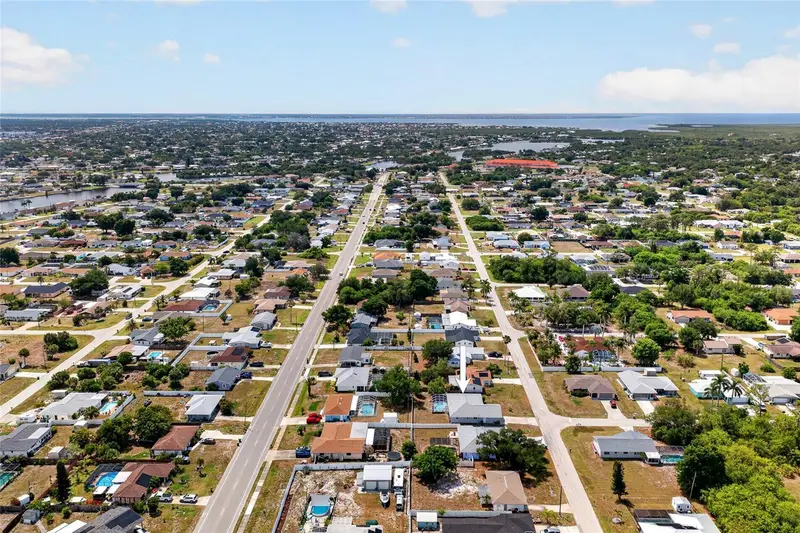 881 Riviera Ln Nw, FL