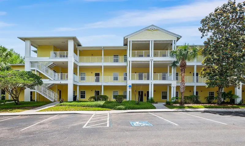 402 Lucaya Loop, FL
