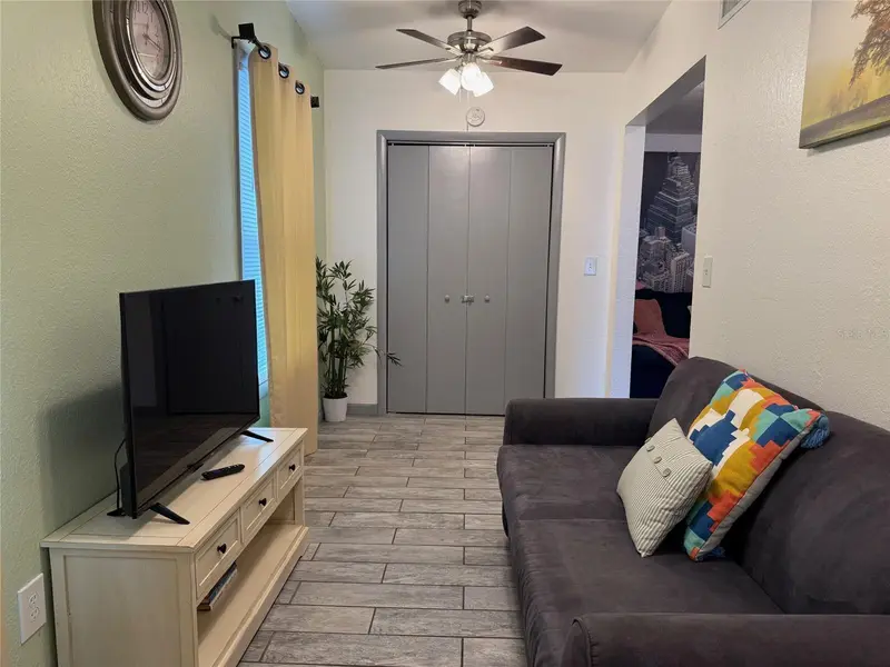907 N Wabash Ave, FL