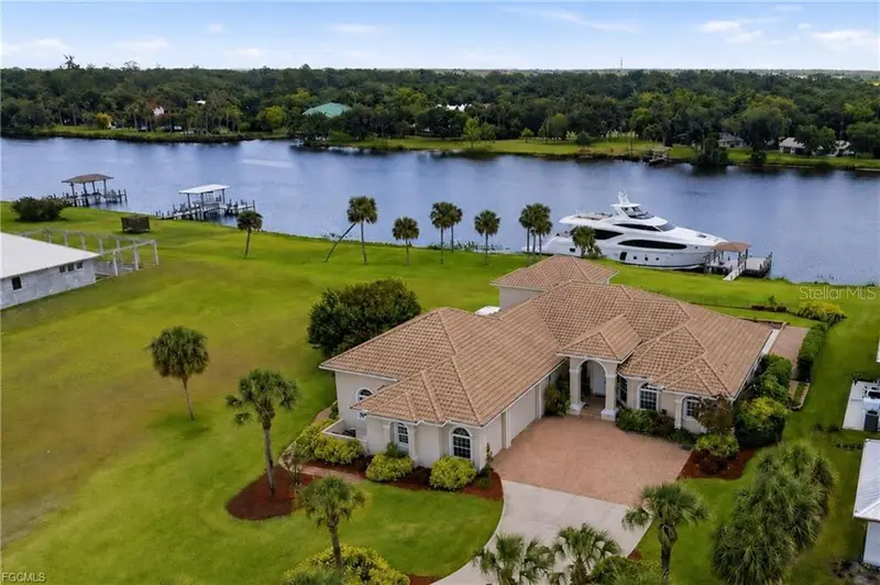 2504 Caloosa Shores Dr, FL