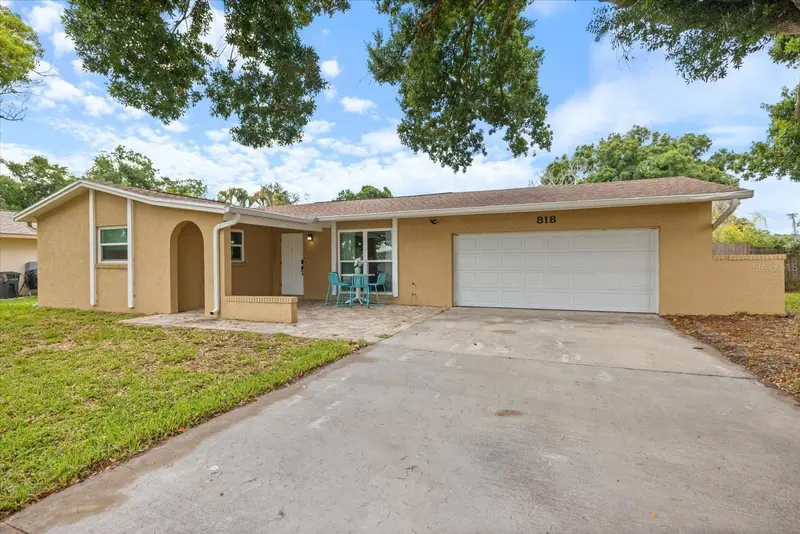818 Plum Tree Ln, FL