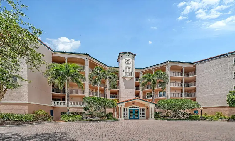 5420 Eagles Point Cir #402, FL