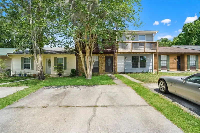 843 Village Dr, FL