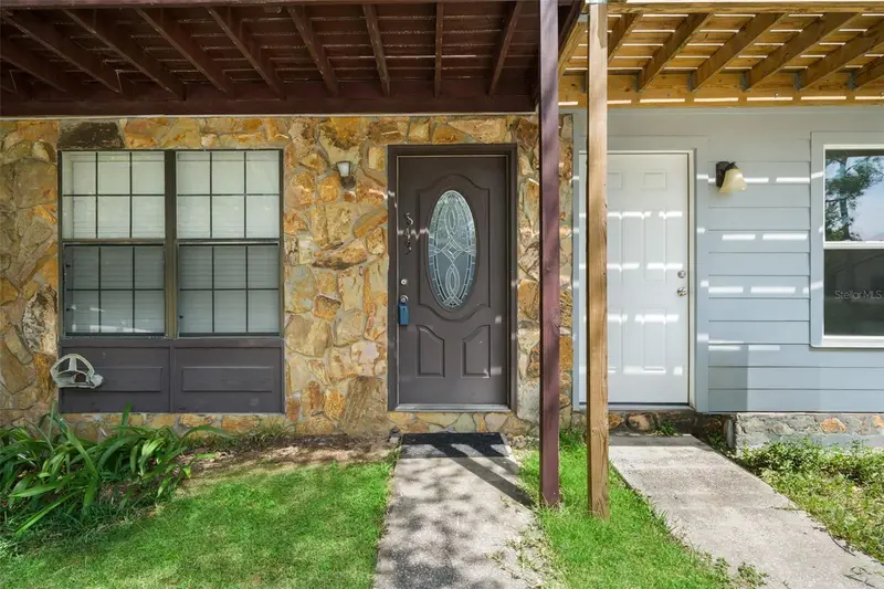 843 Village Dr, FL