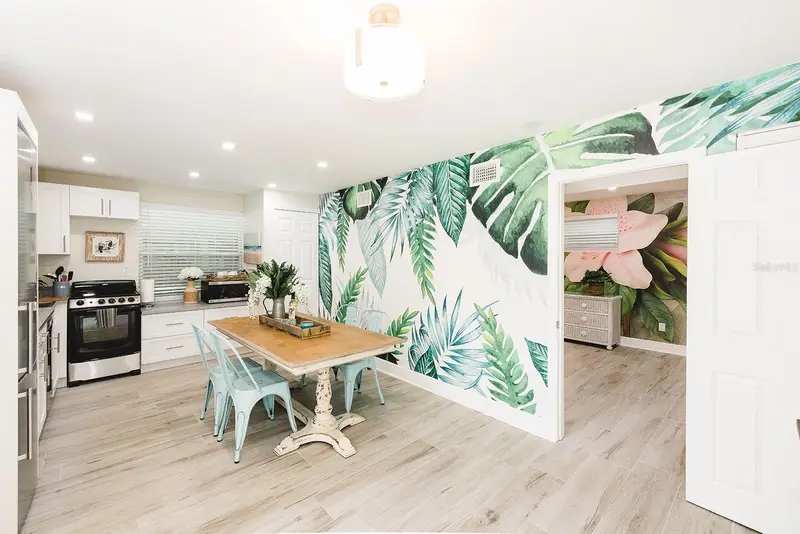 106 E Bay Dr, FL