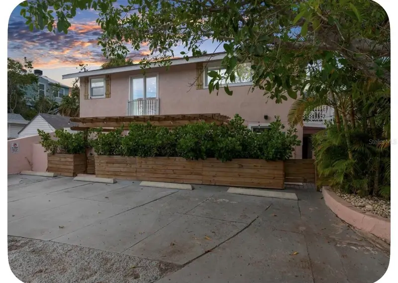 106 E Bay Dr, FL