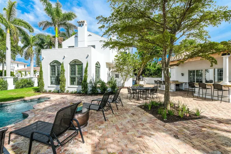 76 S Washington Dr, FL
