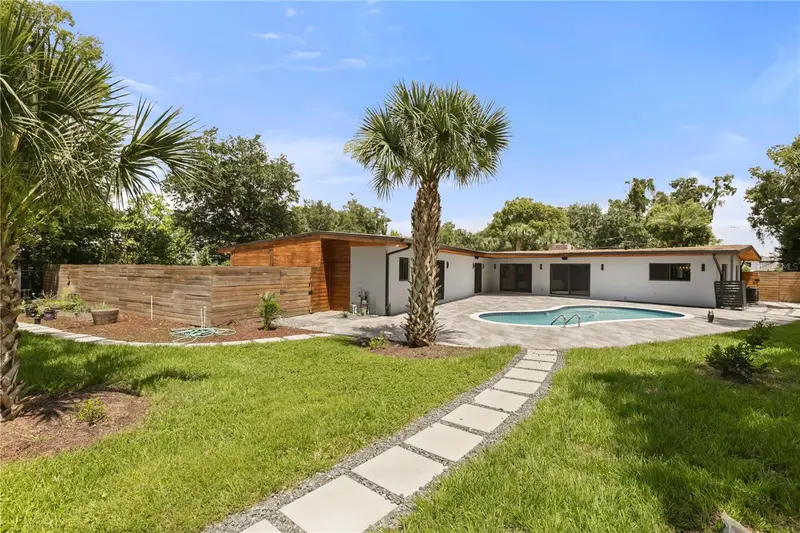 541 Manor Rd, FL