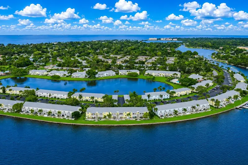 121 Seahorse Dr Se #C, FL