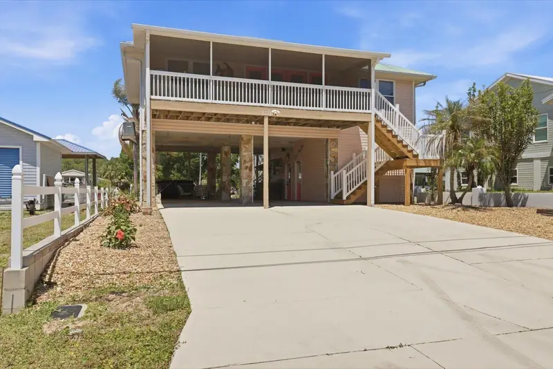 2882 N Comanche Pt, FL