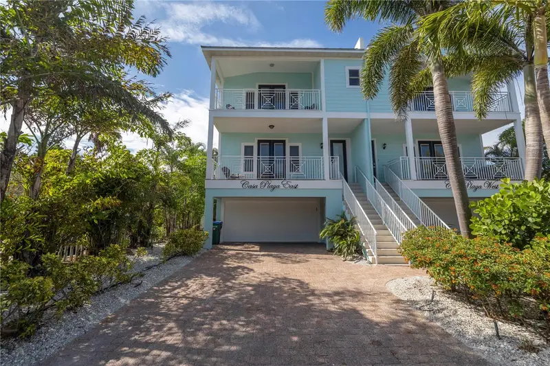 105 4th St S, FL