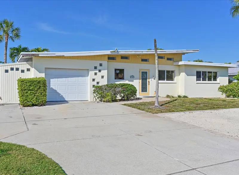 512 Key Royale Dr, FL