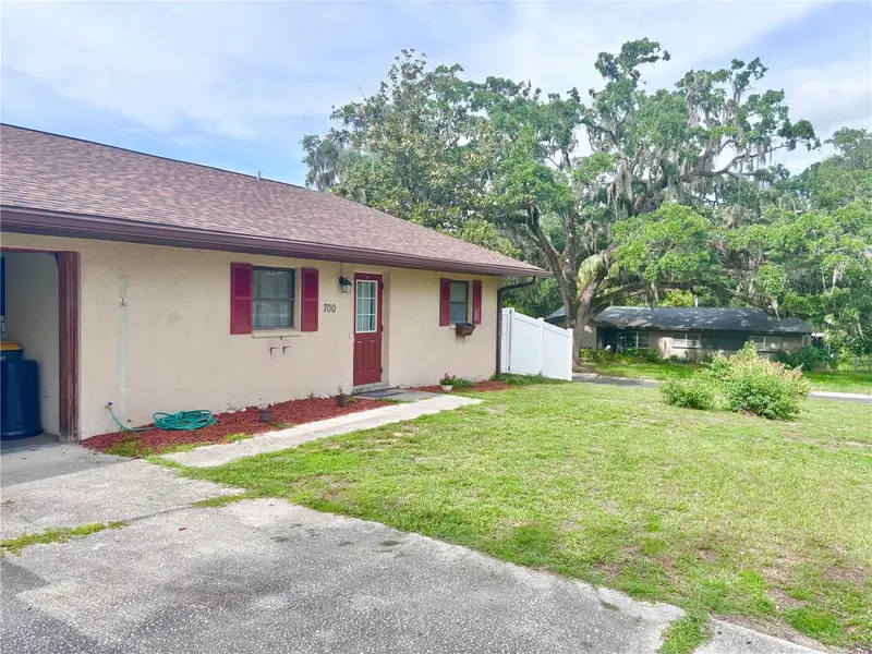 700 W Dampier St, FL