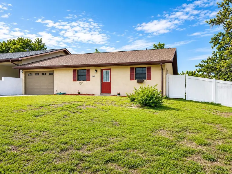 700 W Dampier St, FL