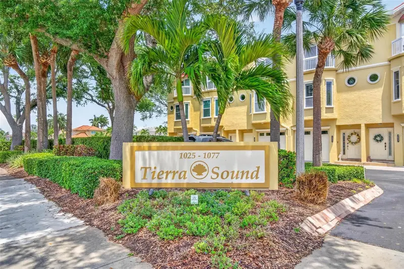 1033 Pinellas Bayway S, FL