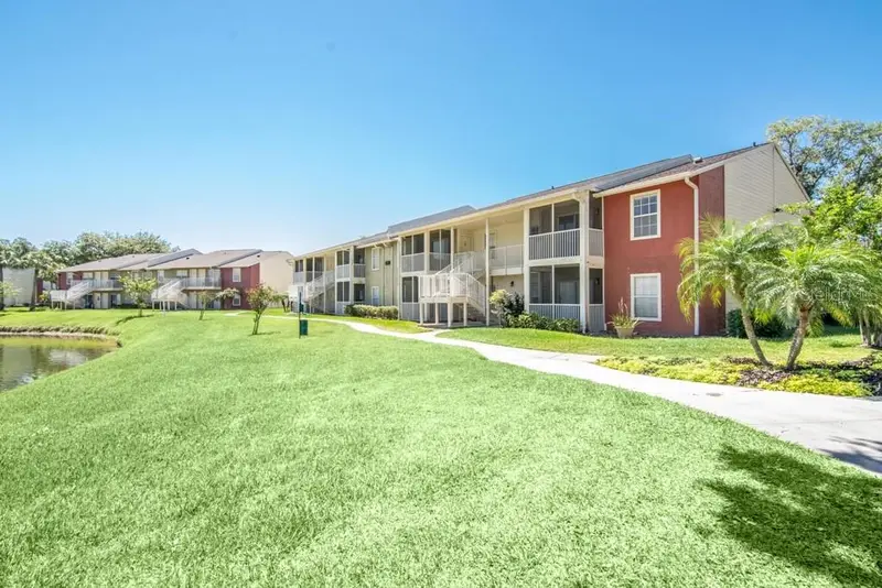 214 Lake Parsons Grn #208, FL