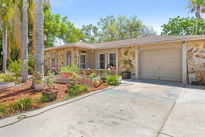 7458 Gates Cir, FL