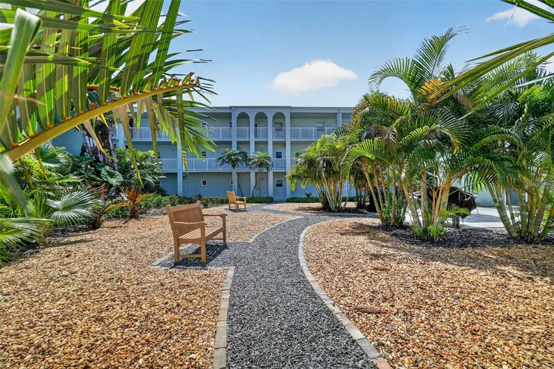 1706 Belleair Forest Dr #220, FL