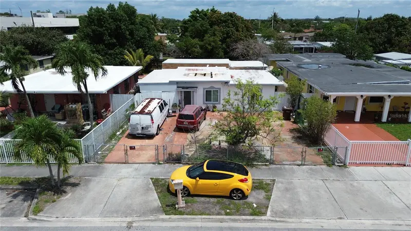 445 E 43rd St, FL