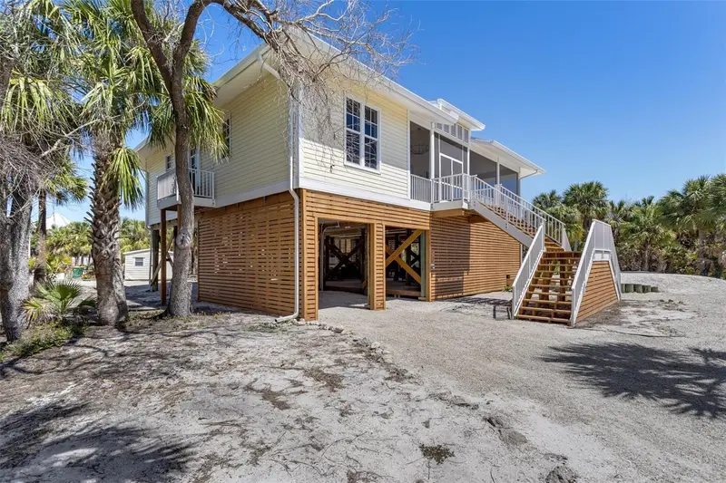 32 Palm Dr, FL