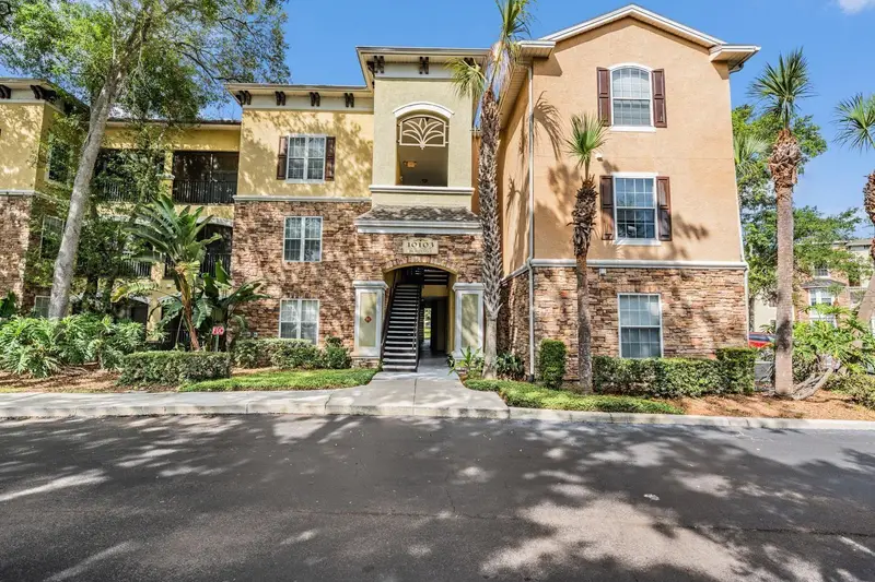 10103 Courtney Oaks Cir #103, FL