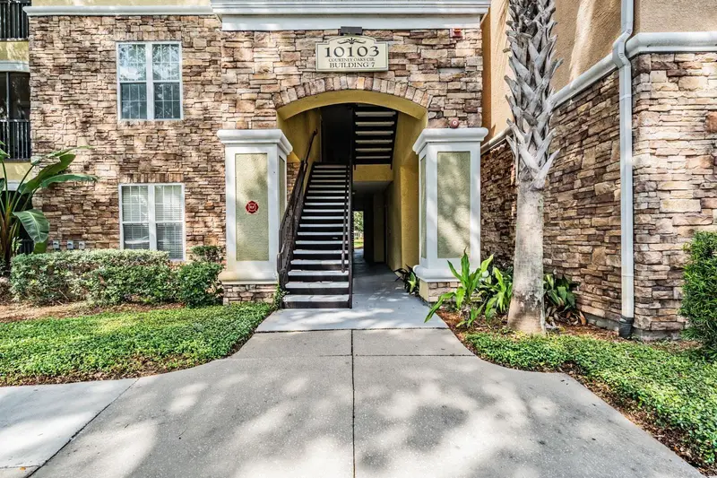 10103 Courtney Oaks Cir #103, FL
