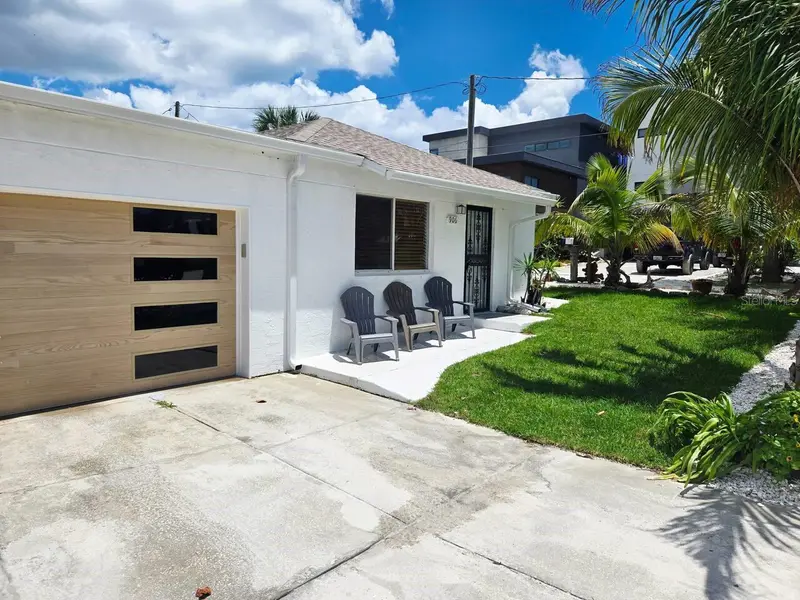 906 E 11th Ave, FL