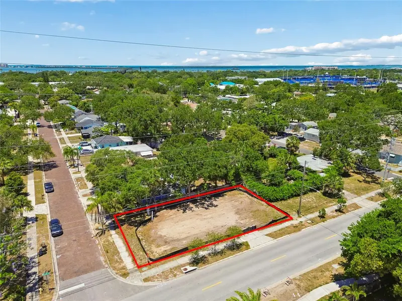 558 Roanoke St, FL