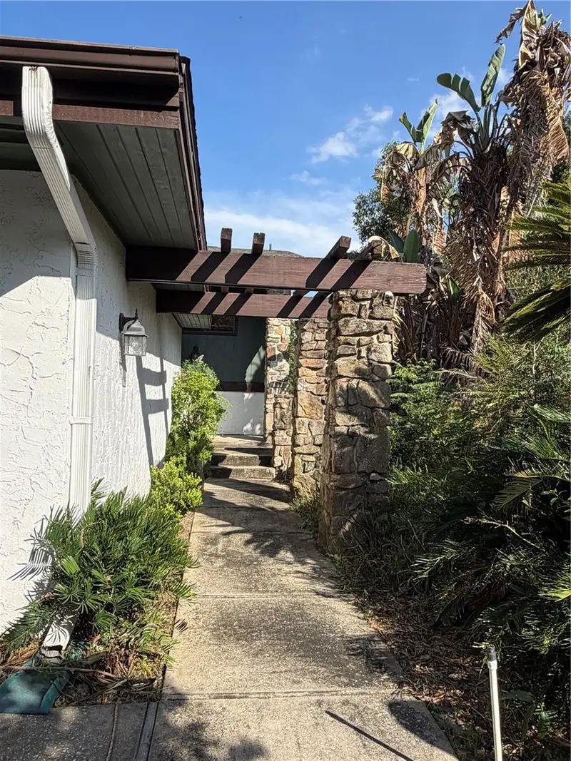 8 Canterbury Dr, FL