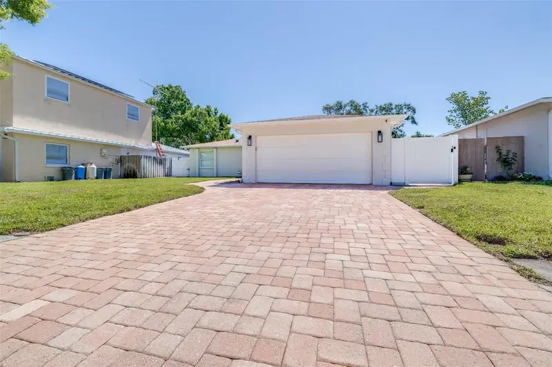 11147 Longhill Dr N, FL