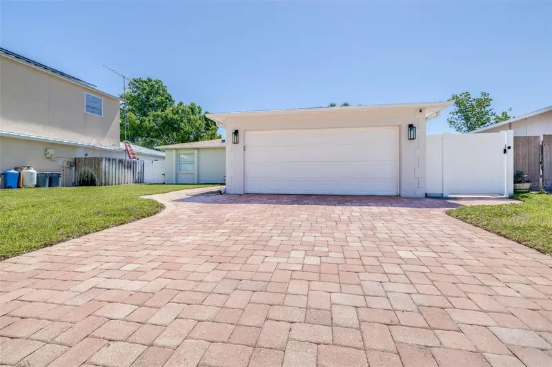 11147 Longhill Dr N, FL