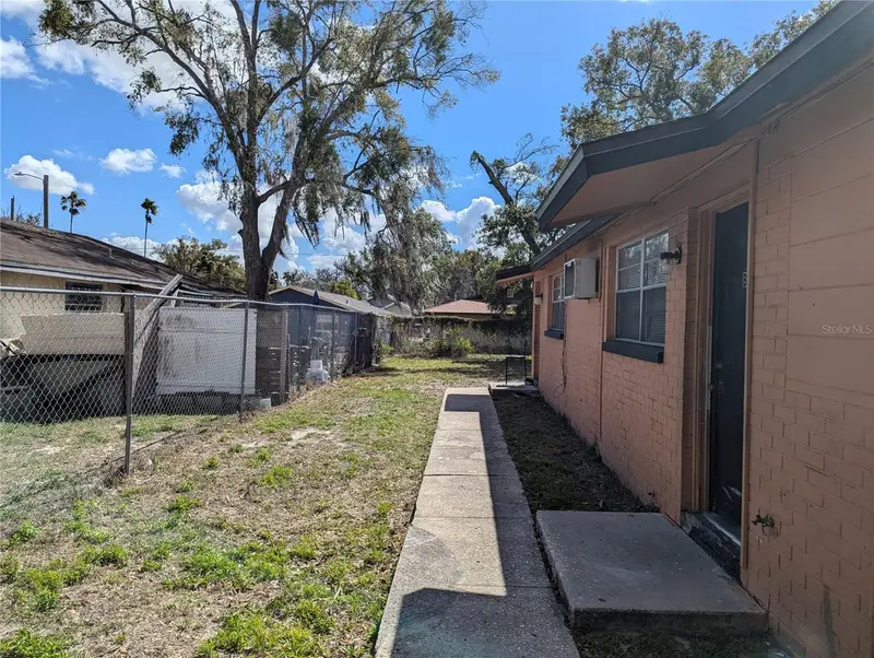 1215 E 108th Ave, FL