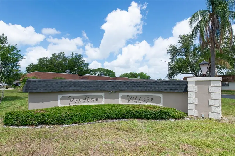 6915 Versailles N, FL