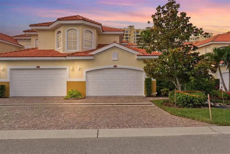 5957 Tarpon Gardens Cir #202, FL