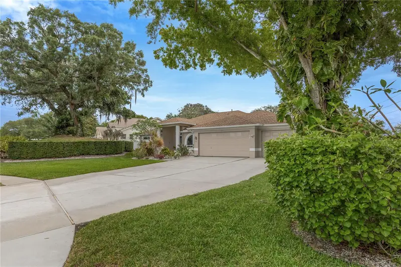727 Hidden Lake Dr, FL
