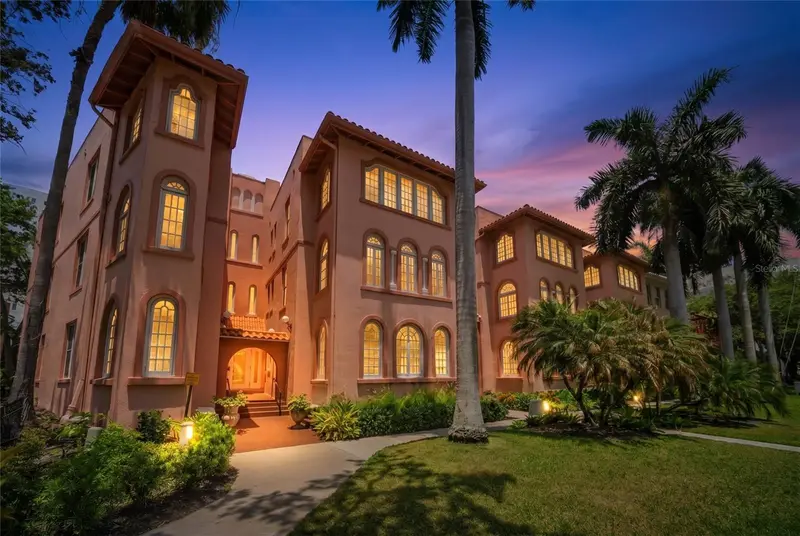 1221 N Palm Ave #202, FL