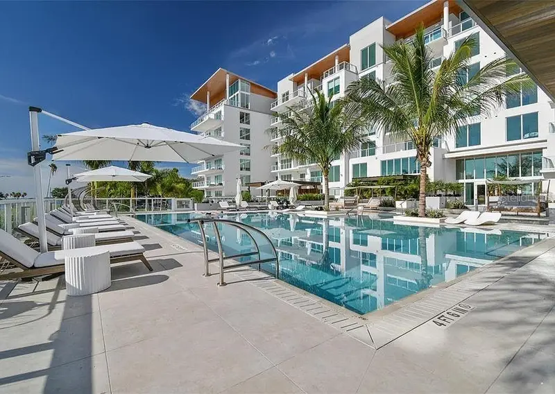 1020 Sunset Point Rd #111, FL