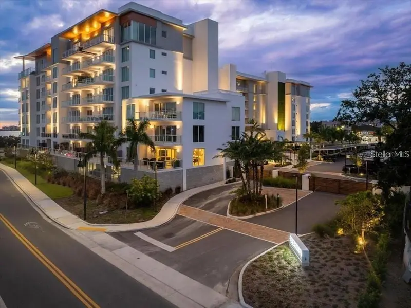 1020 Sunset Point Rd #111, FL