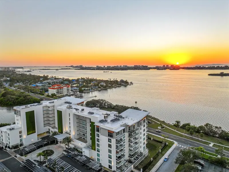 1020 Sunset Point Rd #111, FL