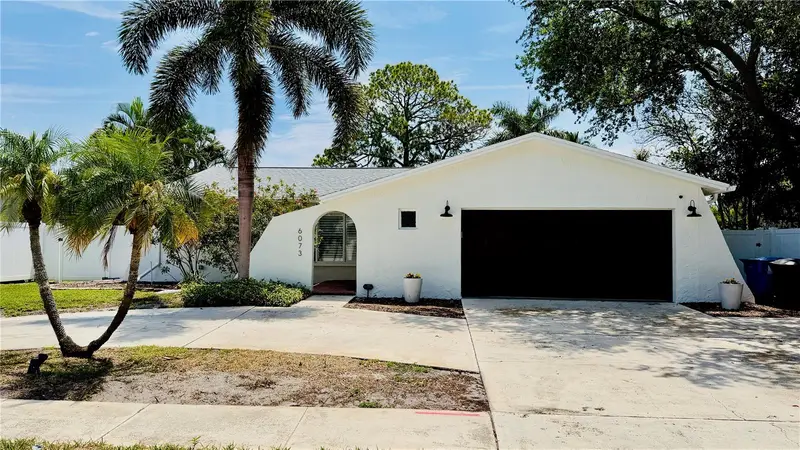 6073 Tanglewood Dr Ne, FL