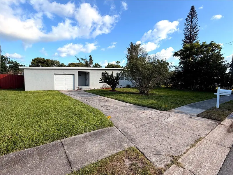 904 Kensington Dr, FL