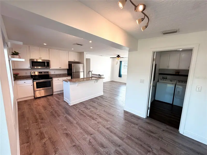 904 Kensington Dr, FL